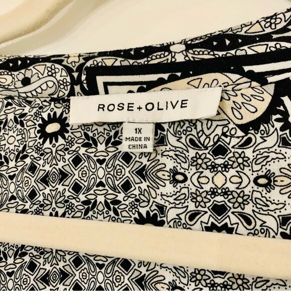 Rose & Olive | Size 1X Bohemian print blouse with buttons - Picture 2 of 9
